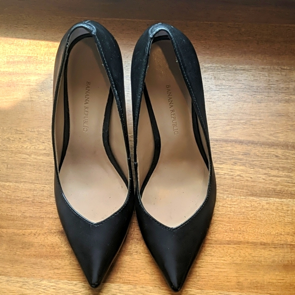 Banana Republic black pumps 6M - like new!